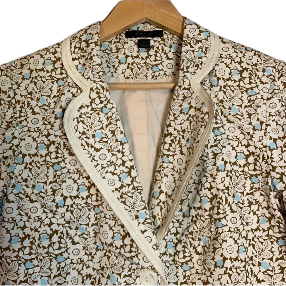 ‎Express double button floral blazer. Size 10 - Picture 2 of 10
